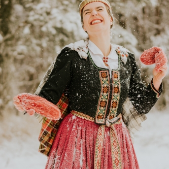 Filmējot Danča sveicienu Gatvei 70. jubilejā - Foto Jurģis Rikveilis