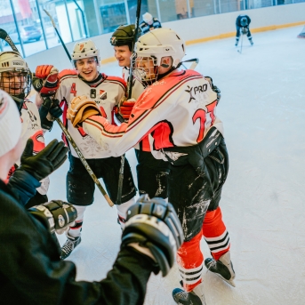 Dancis vs Vektors - draudzīgais hokeja duelis - Foto Jurģis Rikveilis