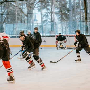 Dancis vs Vektors - draudzīgais hokeja duelis - Foto Jurģis Rikveilis