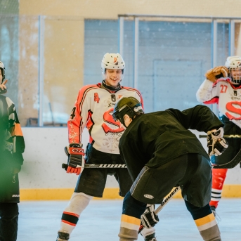 Dancis vs Vektors - draudzīgais hokeja duelis - Foto Jurģis Rikveilis